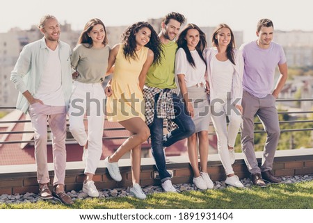 Photo portrait of students company embracing standing together posing for photo outdoors at prom party