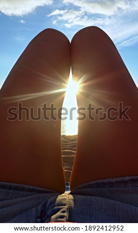 
Penetrating the sun between the knees, relaxing pose