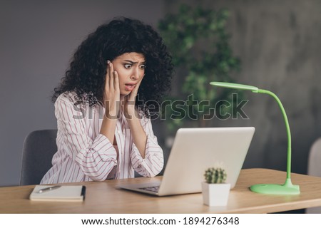 Photo portrait of shocked unhappy woman holding head looking at laptop screen indoors