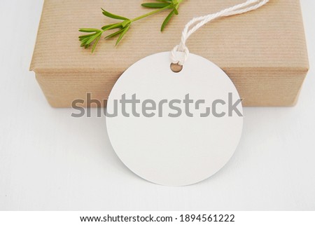 Round empty gift tag mock up, wedding favor, product tag mockup, blank paper label with string on gift box.	    