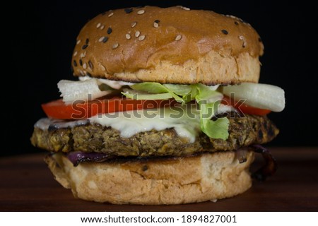  Vegetarian hamburguer with lentils, 
lettuce, onion and tomato