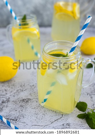 homemade lemonade whit biodegradeble paper straws