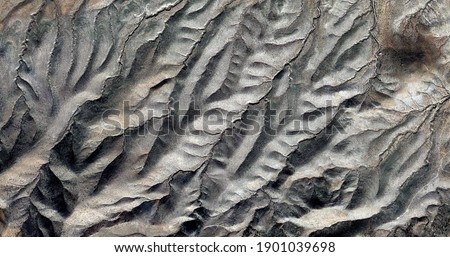 the wrinkles of time,   United States, abstract photography of relief drawings in  fields in the U.S.A. from the air, Genre: Abstract Naturalism, from the abstract to the figurative,  