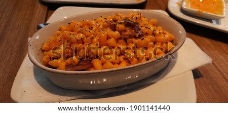 Macaroni with cheese and beef slices