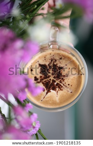 Round coffee mug Is a coffee latte menu Take pictures with purple flowers