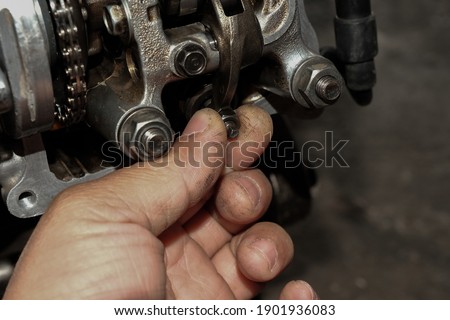 Repairing intake and exhaust valves and motorcycle engine cylinder heads