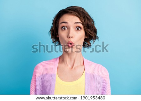 Photo portrait of surprised woman isolated on pastel blue colored background