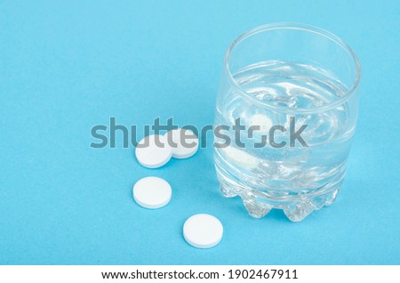White round tablets, soluble in glass of water.