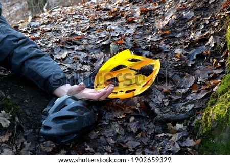 despite protective equipment, the man ended up injured with a shattered helmet on the ground in the woods after falling from a bicycle. without help he dies of hypothermia