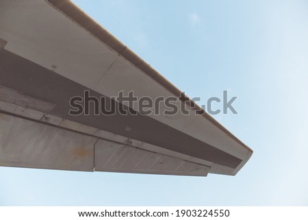 Some pictures of the large passenger aircraft wings