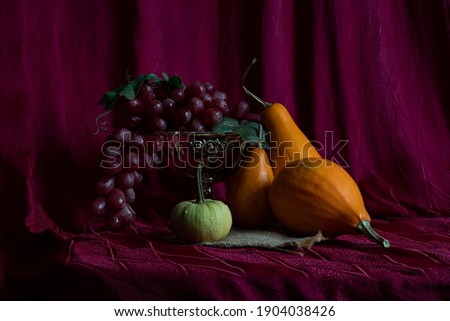 Photo classic still life with vegetables pumpkin and grapes