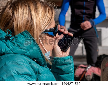 BEAUTIFUL CLOSE-UP PHOTO OF A BLONDE WOMAN HIKING WITH SUNGLASSES