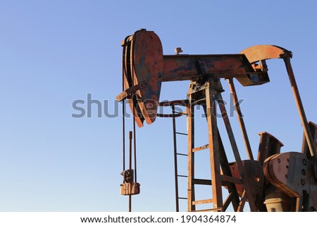 close up picture of old rusty pump jack 