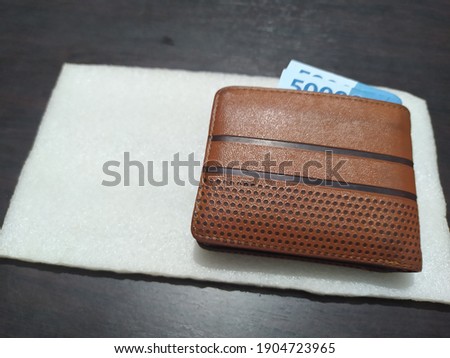 
A wallet is a kind of small bag that is commonly used as a means of storing money, credit cards, identity cards, important documents, photos, business cards, and other personal items.