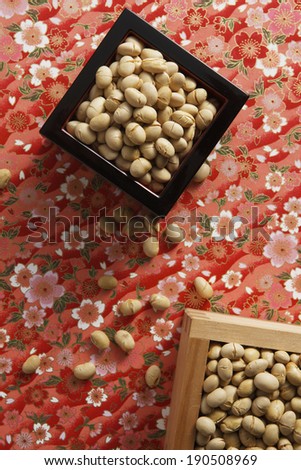 A lacquer box of dried soybeans anda wooden box of dried soybeans