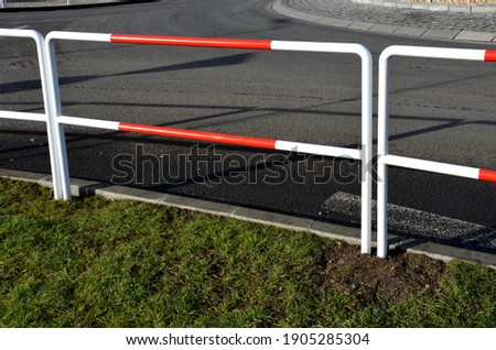 metal safety road railing at school. protects children from running into the lane of vehicles. it will prevent injuries and fatal accidents due to the inattention of pushers and children's games. 