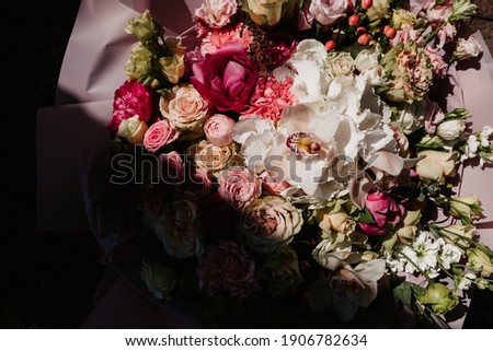 Wedding decor, bouquet of flowers, light shadow, sunlight, flat line of light, beautiful flowers. 