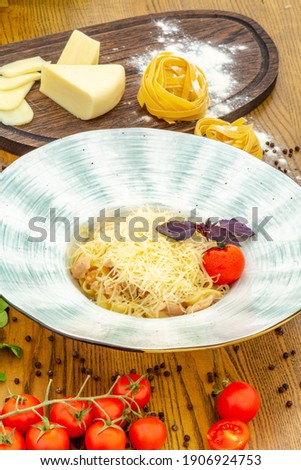CHICKEN LINGUINE PASTA WITH MUSHROOMS ON THE WOOD TABLE