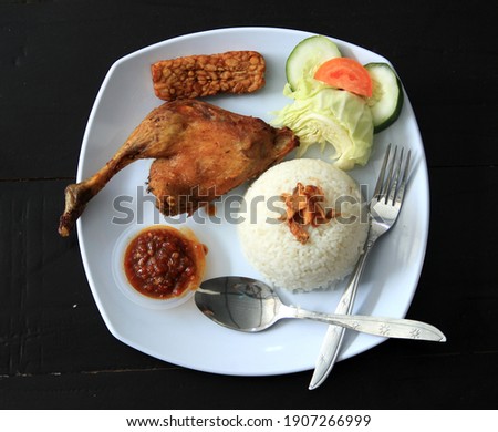 Photos of delicious and healthy fried chicken, chili sauce, and fresh vegetables
