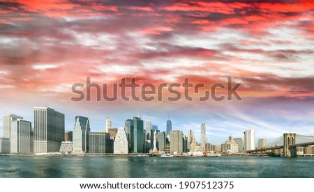 Panoramic view of Downtown Manhattan buildings and skyscapers. View from Brooklyn Bridge Park, New York City, USA.