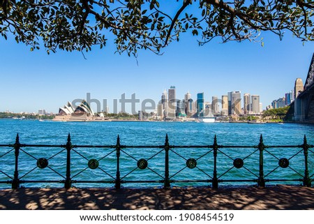 Sidney is the oldest city in Australia. The famous Sydney Harbor. The most famous Sydney Opera House in the world. Boat trip on a tourist boat along the picturesque shores of the port.