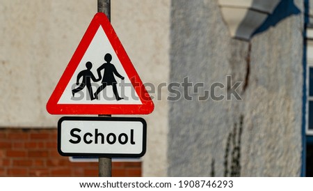 School crossing sign on a lamppost	
