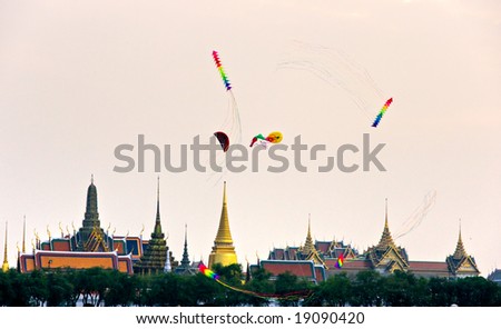 Kites over Bangkok at dusk, the wat phra kaew on the background. Bangkok, Thailandia.