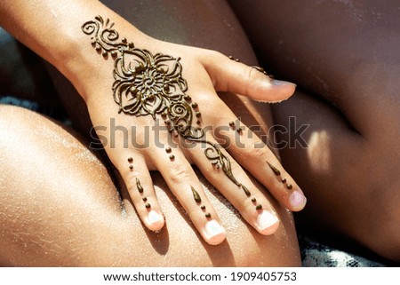 Temporary natural tattoo henna drawing mehendi