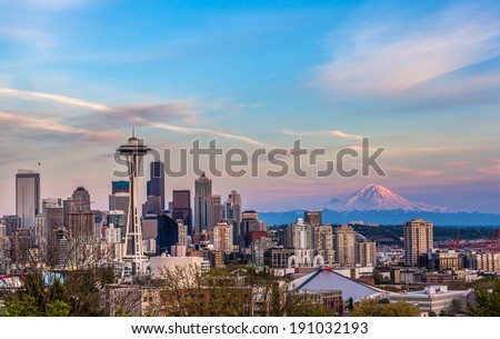 Seattle downtown skyline and Mt. Rainier at sunset from Kerry park. Washington