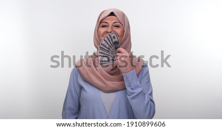 The old lady in the turban who uses the dollar coin to cool off as a fan.
