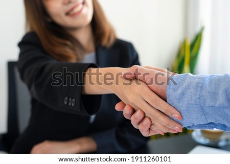 Business partners greeting A picture of a business person shaking hands Shaking hands with successful businessmen after the company has jointly invested in the business and has achieved great results.