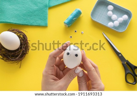 How to make egg bunny for Easter decor and fun.  DIY concept. Step by step photo instruction. Step 2.
We glue the eyes on the egg.