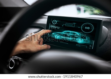 Cab river using a touch navigation screen in his car