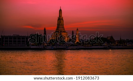 Background of twilight sky in the evening around the Chao Phraya River, overlooking the Chedi of Wat Arun, one of the beautiful sights of Bangkok, tourists always come to admire the beauty.