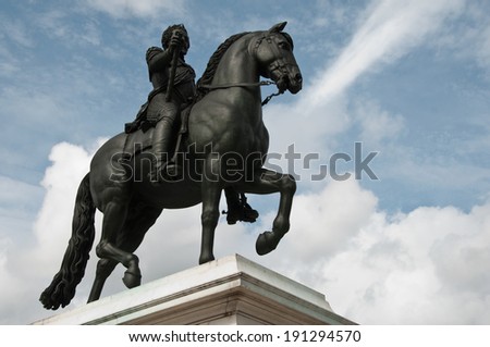 Henri IV statue in paris