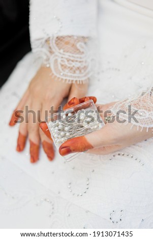the bridal hold pin in hand