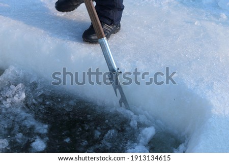 The ice saw is in operation. Preparation of wormwood for bathing.