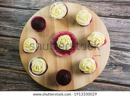 Muffin circle with red aura on the middle with wooden background from zenith view.