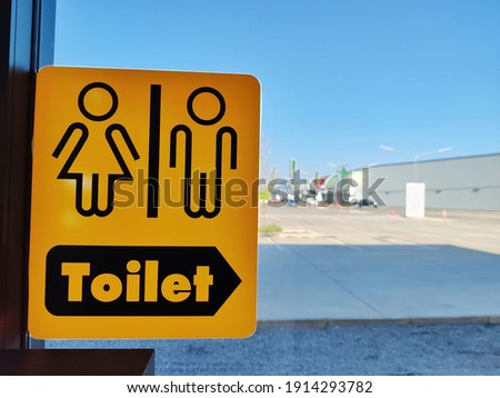 There is an arrow pointing the way to the toilet.