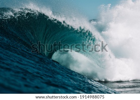 Huge Wave hits Hard on Shallow Reef