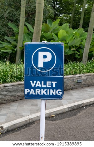 A picture of Parking sign in a mall taken during the daylight.