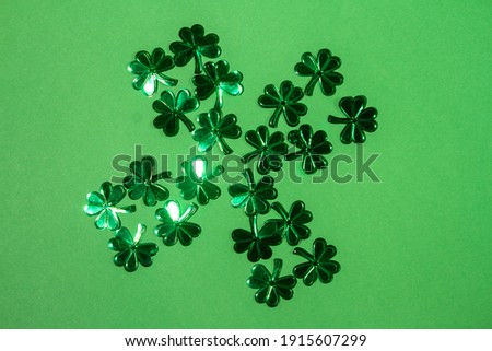 St. Patrick 's Day background concept. Green clover from glitter clover on a green background.