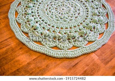 knitting, gorgeous centerpiece with light green coasters