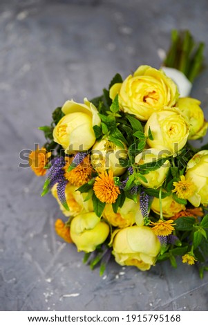 Wedding flowers with a bouquet of yellow flowers 