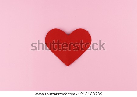 Cut the heart-shaped paper, put on a pink background. Valentine's Day Concepts