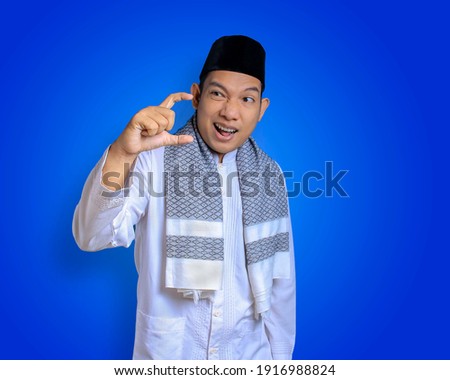Photo image portrait religious funny asian moeslem man with blue background