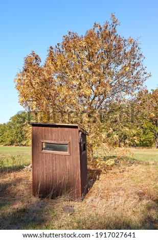 Picture of a wooden hunting hide in autumn.