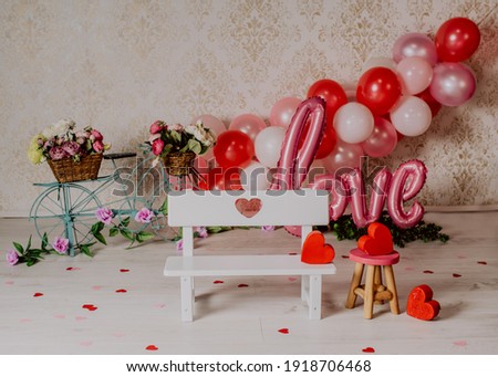San Valentin mini photoshoot for babies and toddlers in a photo studio with flowers and balloons