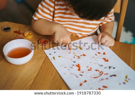 Early child development. Home education of the kid. New methods and technologies for teaching children. Creative development of children. The child learns to draw.