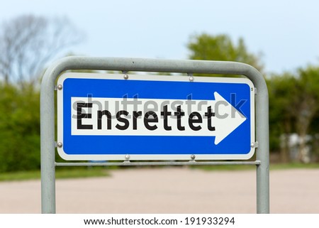 Danish road sign with the text Ensrettet which means one-way.